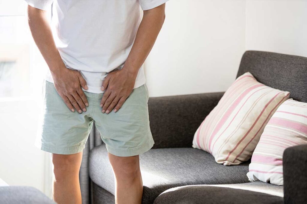 hombre con hernia inguinal