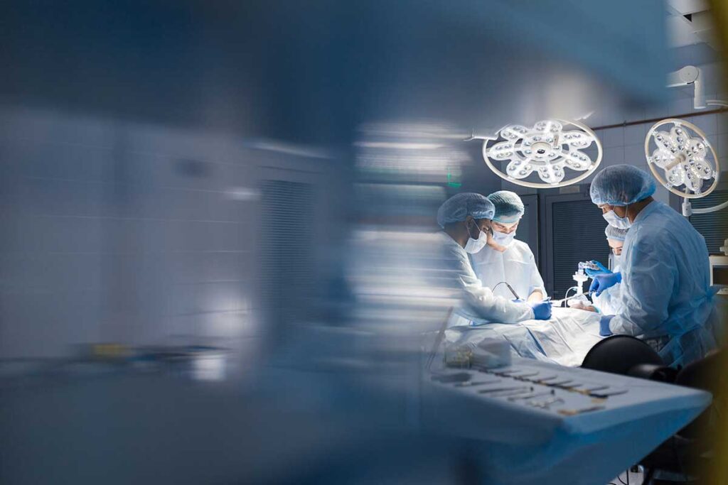 operación de hernia de spiegel con laparoscopia avanzada en quirófano