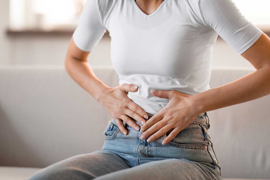 mujer con dolor abdominal