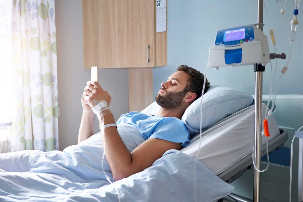 paciente en cama hospital recuperándose de cirugía de hernia de hiato