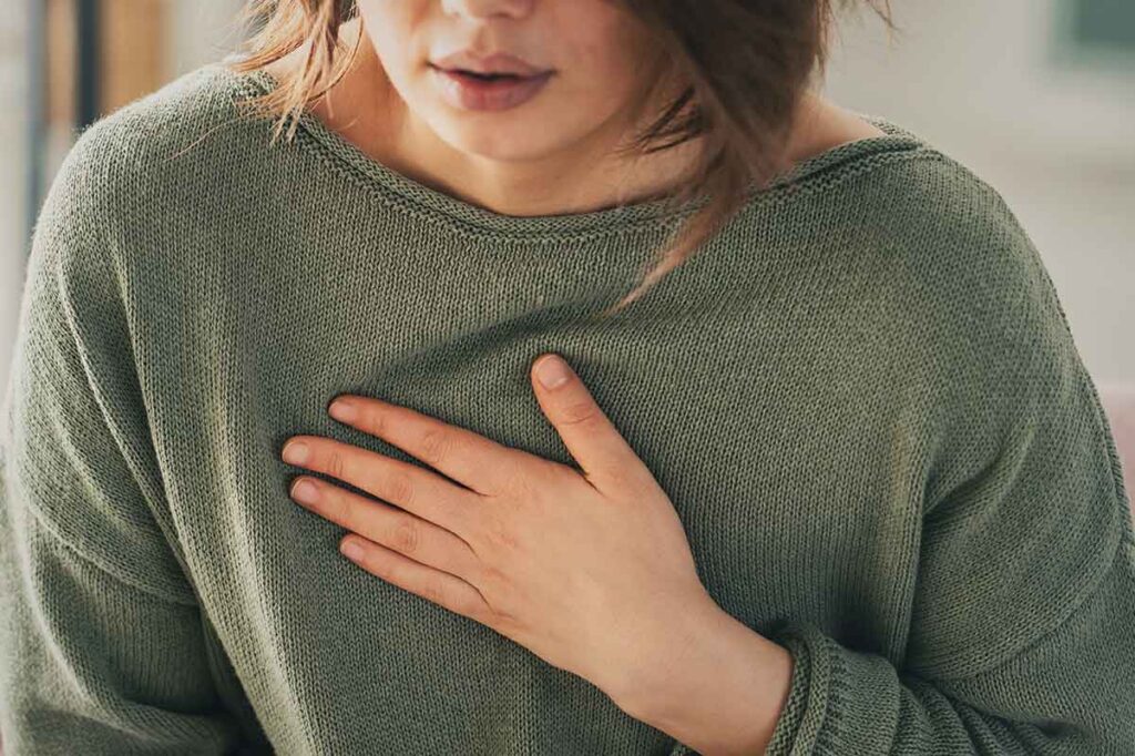 mujer con dolor de hernia de hiato